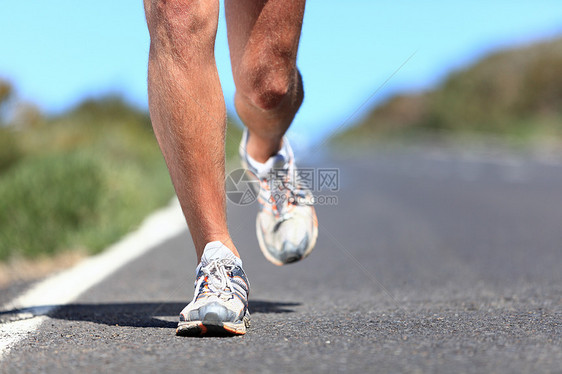 跑步鞋-跑步者腿部特写图片