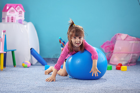 弹珠球上的孩子活力育儿娱乐幼儿园乐趣房间体操教育学习女性图片