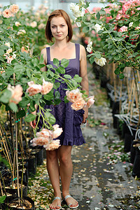 女 妇女女士花园闲暇生长植物群微笑女性女孩玫瑰温室图片