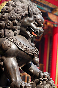 中国寺庙里的青铜狮遗产宗教建筑学狮子青铜金子文化历史雕像房子图片