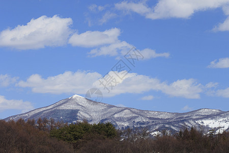 Mt himekami山和蓝天白色森林木头图片