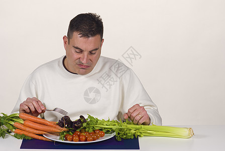 严格饮食厌恶芹菜桌子男人西红柿午餐男性食物减肥水平图片