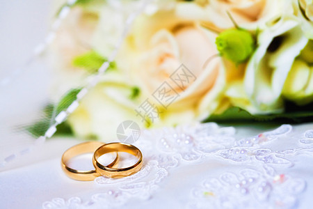 带花束的结婚戒指夫妻丝绸生活订婚联盟玫瑰浪漫庆典合金宏观图片