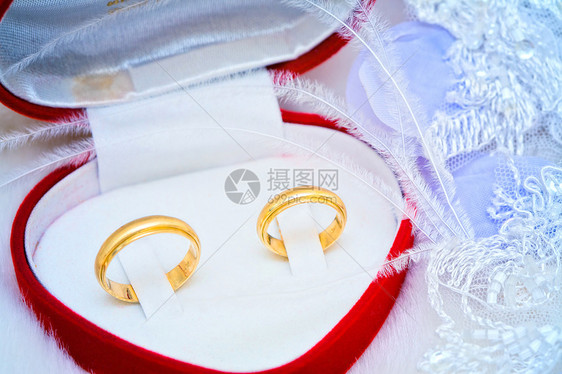 盒子里的金结婚戒指图片