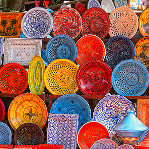 突尼斯市场上的土卫件艺术餐具装饰陶器商品文化旅行陶瓷工艺平底锅图片