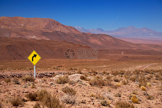 智利阿塔卡马沙漠交通标志自由车削岩石寂寞运输场景石头地区交通沙丘图片