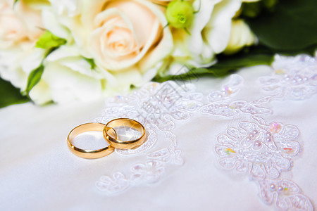 带花束的结婚戒指金子庆典订婚已婚玫瑰丝绸宝石夫妻圆圈宏观图片