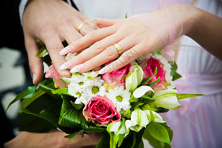 新婚夫妇用结婚花束的手妻子仪式戒指丈夫浪漫男性指甲美甲新人套装图片