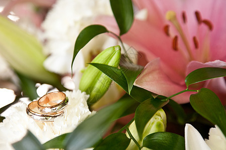 花束上的结婚戒指夫妻树叶花朵联盟合金庆典金子婚礼玫瑰花瓣图片