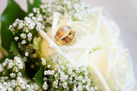 花束上的结婚戒指新人宏观婚姻已婚仪式婚礼圆圈花瓣金子合金图片