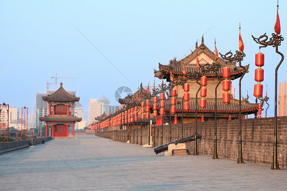 中国西安城墙建筑学红色旅行蓝色城市中心历史性天空灯笼历史图片