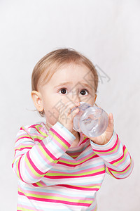 婴幼儿饮用水液体口渴儿童童年塑料孩子几个月女性女儿生长图片