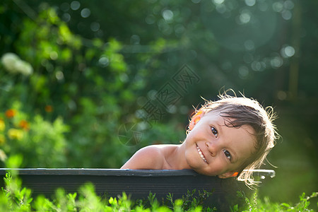 户外婴儿洗澡幸福快乐享受浴缸男生闲暇童年洗涤儿子卫生图片
