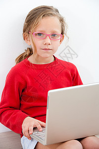 用笔记本电脑描绘年轻女孩的肖像图片