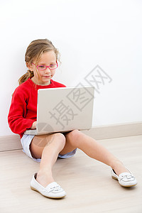 带笔记本电脑的年轻女孩在家图片