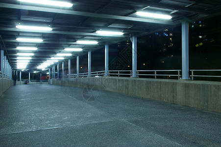 晚上跟没人在一起的脚桥路面通道运输建筑游客交通街道地标天桥行人图片