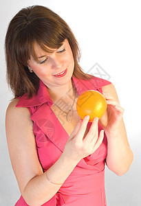 手拿着橙子的漂亮女孩果汁快乐卫生裙子食物诱惑保健营养眼睛微笑图片