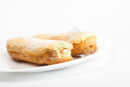 白色菜盘上2个电子银币奶油甜点面团鞭子咖啡照片糖果盘子食物饼干图片