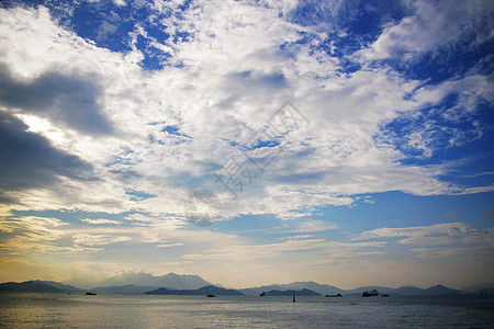 蓝色的天空 在海洋上飘动着云彩图片