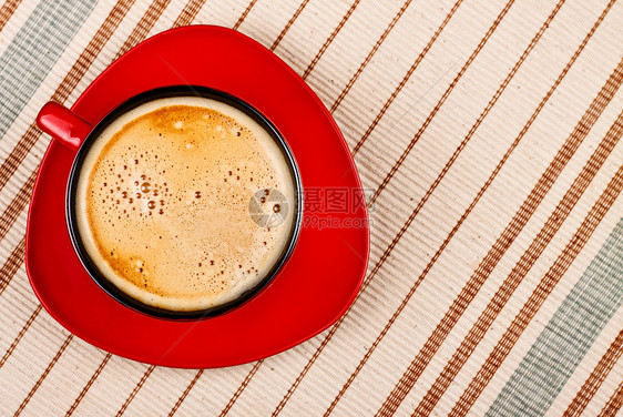 桌布上的红咖啡杯图片