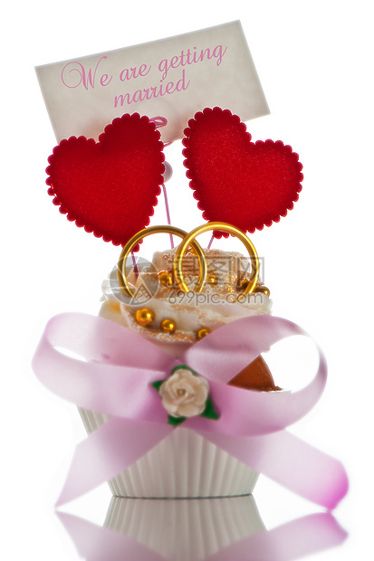 两颗心和两枚戒指 配着纸杯蛋糕的婚礼邀请卡冰镇文档金子庆典卡片食物婚姻奢华玫瑰仪式图片