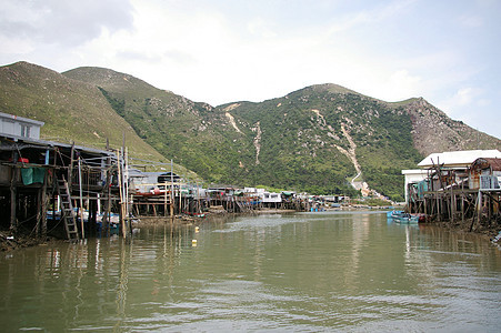 香港Tai O渔业村窝棚住宅蓝色风化旅行天空爬坡村庄房子场景图片