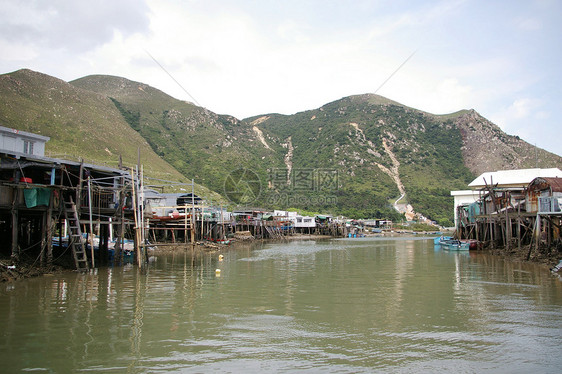 香港Tai O渔业村窝棚住宅蓝色风化旅行天空爬坡村庄房子场景图片