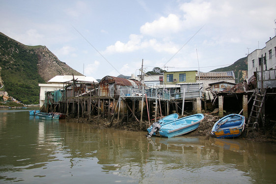 香港Tai O渔业村风化天空棚户区场景住宅高跟鞋木头窝棚蓝色钓鱼图片