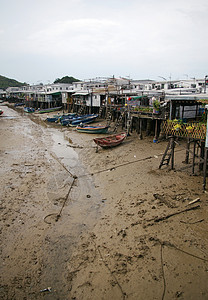 香港Tai O渔业村木头蓝色窝棚风化高跟鞋爬坡村庄天空场景住宅图片