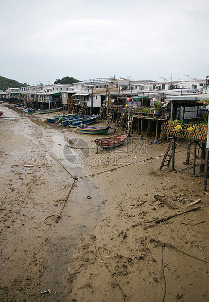 香港Tai O渔业村木头蓝色窝棚风化高跟鞋爬坡村庄天空场景住宅图片