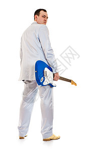 穿着白色西装的男子 配有电吉他 回头看图片