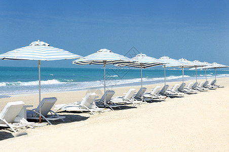 海滩上椅子的全景横幅天蓝色极乐阳伞天堂海岸线日光浴享受晴天支撑图片