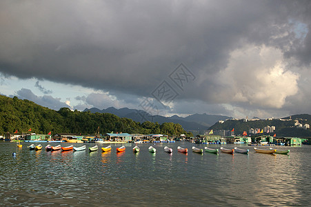 沿海风景 有许多船只渔夫垃圾房子工艺蓝色码头血管港口木头海洋图片