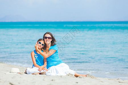 母亲和她女儿在沙滩上婴儿妈妈热带海岸线异国海洋女士假期女孩海滨图片