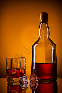 威士忌瓶 冰和玻璃饮料餐厅琥珀色生活嘘声精神立方体酒精高脚杯瓶子图片