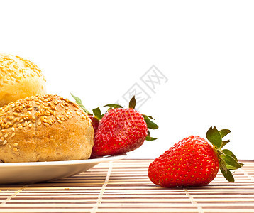 圆包和草莓馒头竹子早餐食物照片面包餐巾盘子桌子菜肴图片
