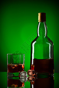 威士忌瓶 冰和玻璃插图镜子桌子反射高脚杯酒吧立方体精神瓶子酒精图片