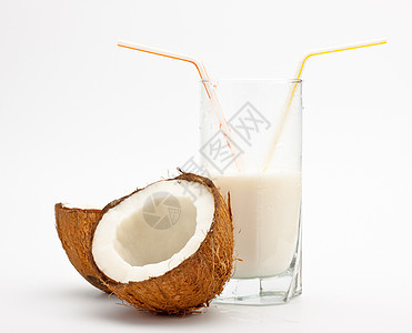 椰子和加可可牛奶的椰子玻璃哭泣果汁热带裂缝食物坚果营养饮料稻草食品图片