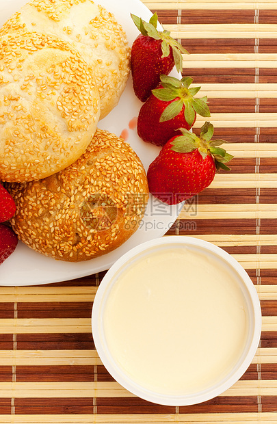 早餐加草莓馒头食物竹子浆果盘子烘烤生活面包照片桌子图片
