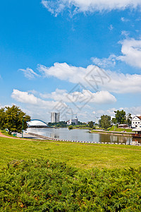 明斯克夏季晴天场地天空衬套绿色城市灌木丛树木蓝色黄色图片