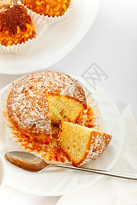 白盘上的甜蛋糕甜点灰色盘子时间面包曲线早餐照片飞碟烘烤图片