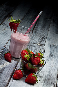 草莓奶昔饮料玻璃奶油奶昔浆果营养稻草液体酸奶甜点图片