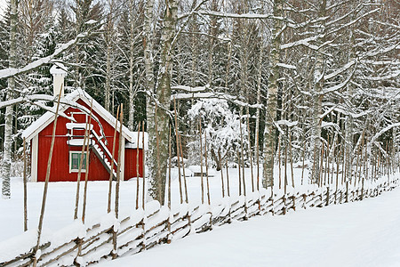 被雪覆盖的小红房子图片