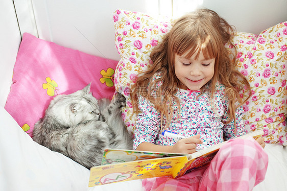 儿童在家休息闲暇女孩快乐童年婴儿宠物女儿睡衣孩子乐趣图片