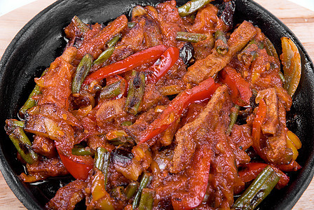 以锅制成的肉类和蔬菜烹饪食物盘子洋葱胡椒紫色午餐油炸餐厅用餐图片