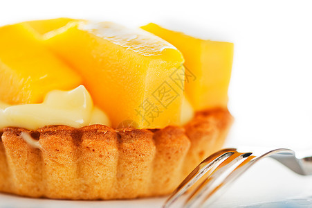 白底带芒果和香草布丁的法国塔特盘子蓝色食物糕点橙子饮食蛋糕水果奶油馅饼图片