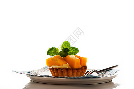 白底带芒果和香草布丁的法国塔特诱惑馅饼饮食糕点糖果橙子食物餐厅蛋糕蓝色图片
