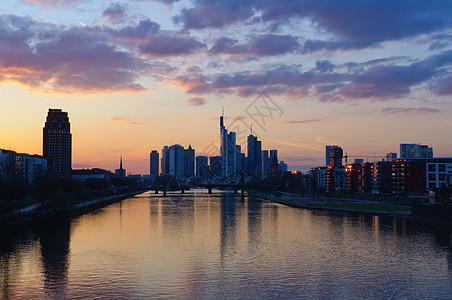 黄昏时德国美因法兰克福城市天际观光河流蓝天高层建筑摩天大楼时光梯度蓝色图片