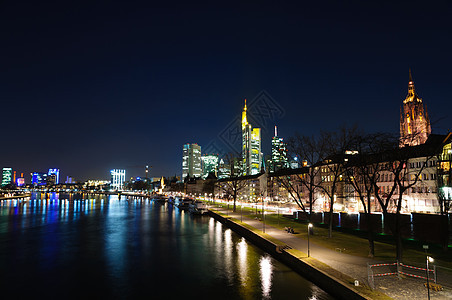 德国美因法兰克福 晚上经济夜景游客旅行河流高层建筑蓝天摩天大楼天际城市图片