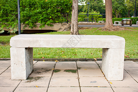 公园里的石凳长椅闲暇家具植物金子花园时间橙子季节孤独图片